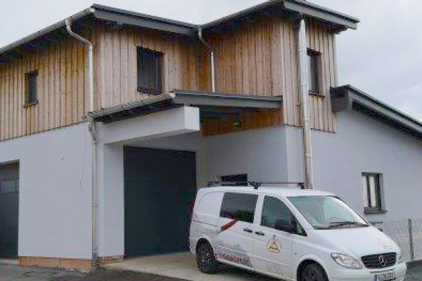 Neues Firmengebäude als Aufbau auf Bestand passend zum Vogtland in Holzfassade